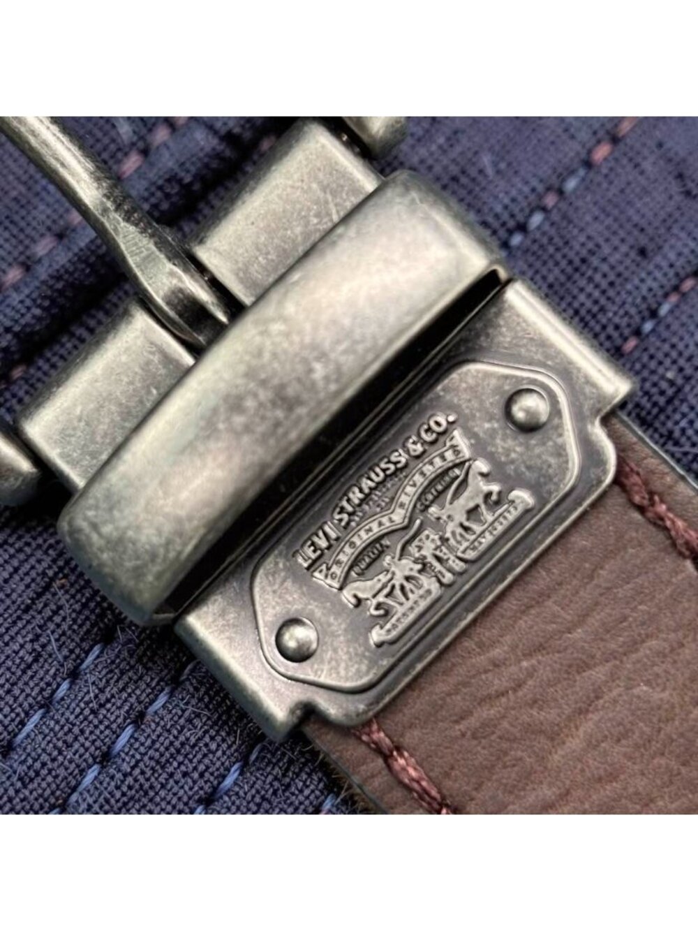 Levis Mens Brown Synthetic Leather Belt With Antique Silver Buckle Size S 30-32 - Picture 4 of 5
